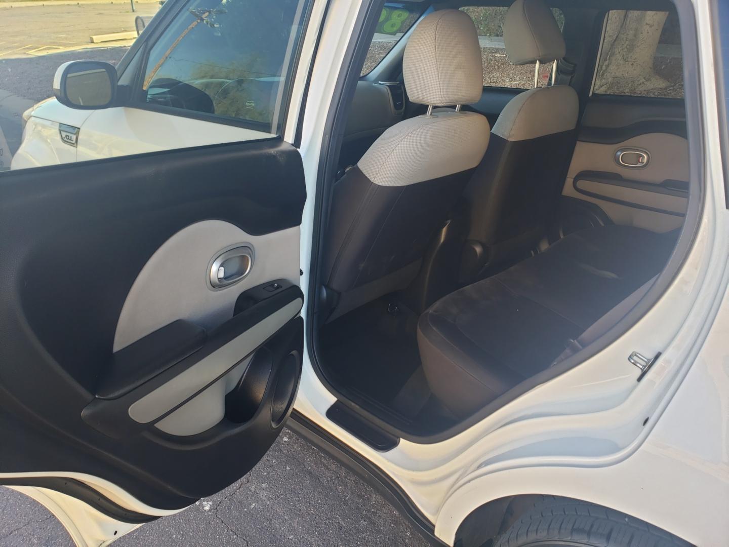 2015 WHITE /gray and black Kia Soul base (KNDJN2A27F7) with an 1.6L L4 DOHC 16V engine, 5-Speed Automatic transmission, located at 323 E Dunlap Ave., Phoenix, AZ, 85020, (602) 331-9000, 33.567677, -112.069000 - Photo#10